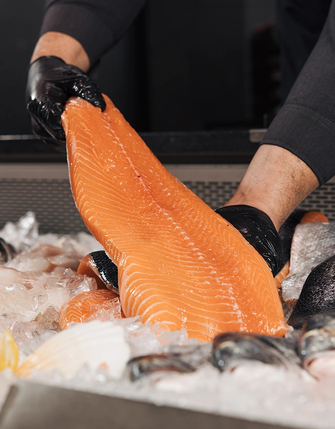 EDEKA_Reichert_Frischetheke_Fisch_Lachs_Forelle Frische Lachs- und Forellen-Auswahl an der Fischtheke bei EDEKA Reichert