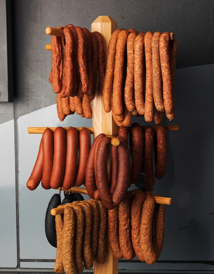 Regionale Salami an der Fleisch- und Wursttheke im EDEKA Reichert Markt in Waiblingen