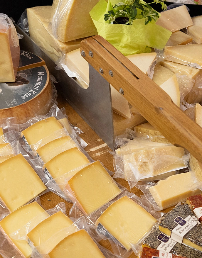 Regionaler Gouda an der Käsetheke im EDEKA Reichert Markt in Waiblingen