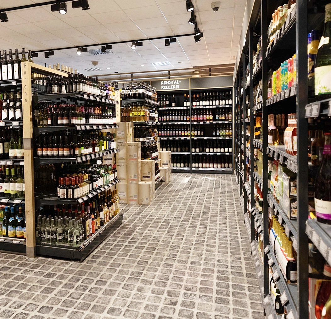 EDEKA Reichert in Weinstadt, Kalkofenstrasse 5 mit Supermarkt mit große Weinauswahl